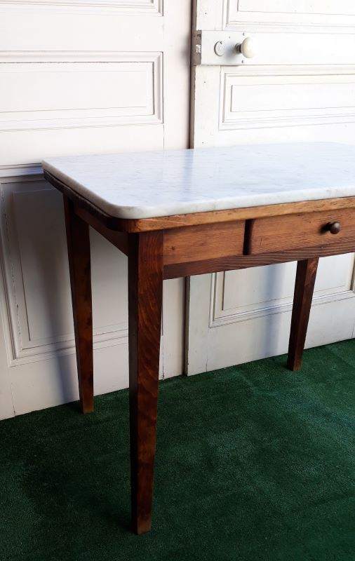 Table 90x58cm on old kitchen marble