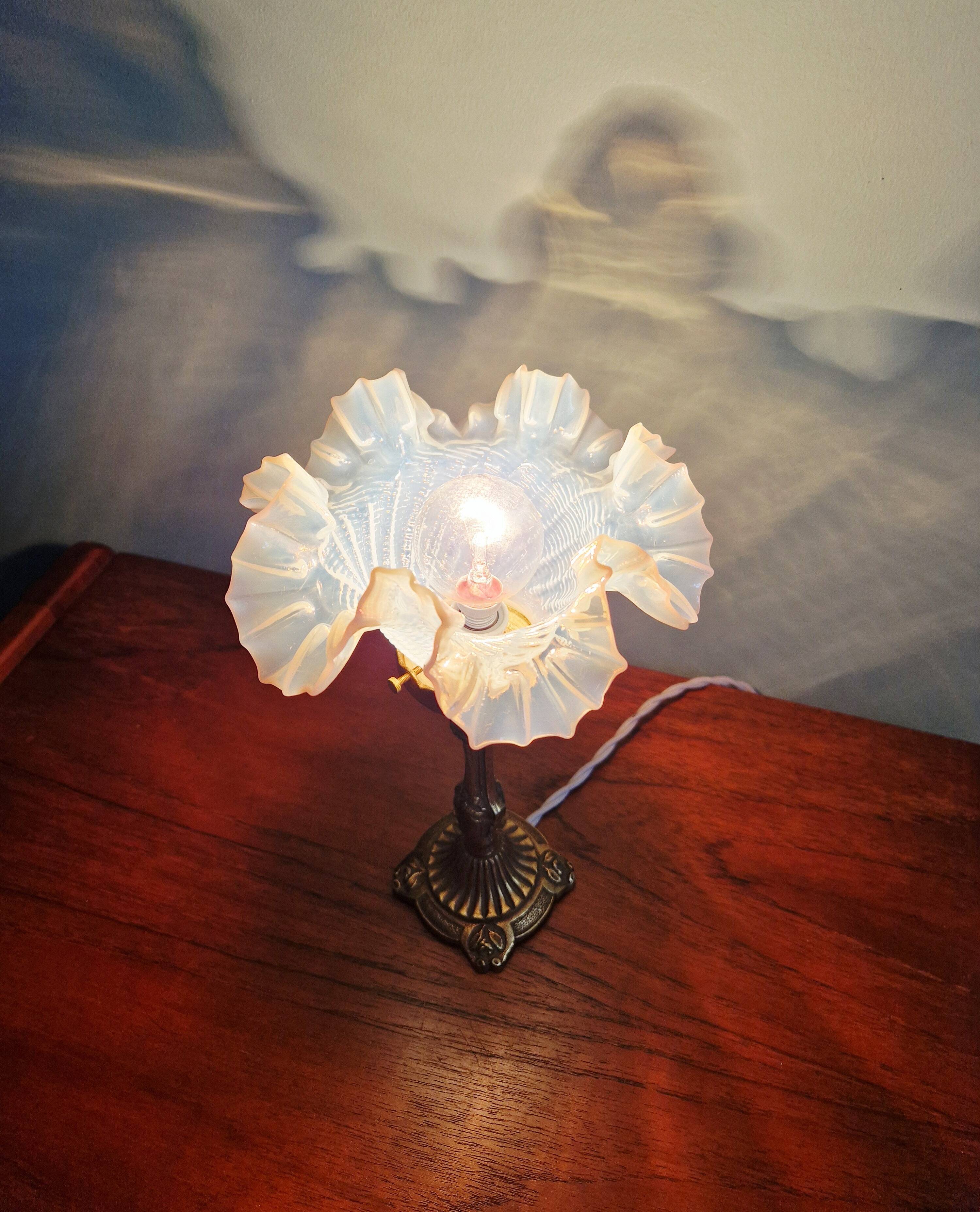 Table lamp in gilded bronze with opalescent glass shade, early 20th century.