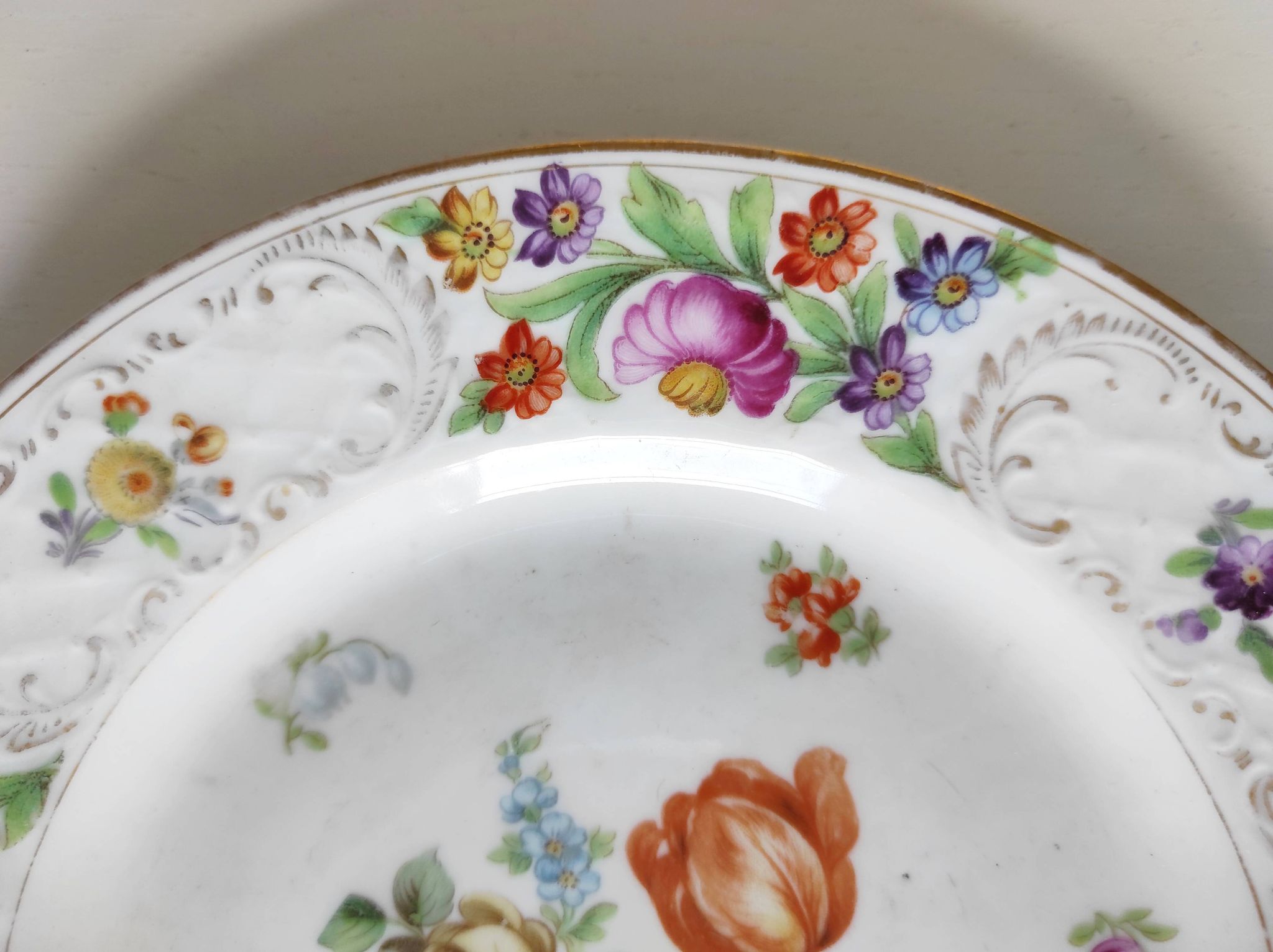 Paire d'assiettes fleuries porcelaine allemande