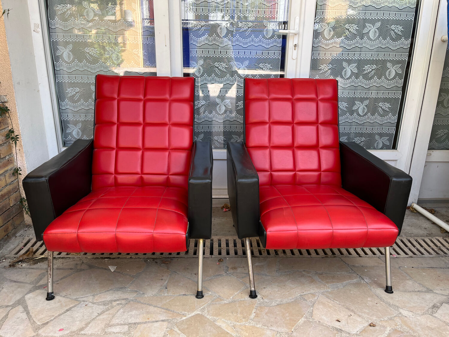 Pair of vintage armchairs in red and black Skai