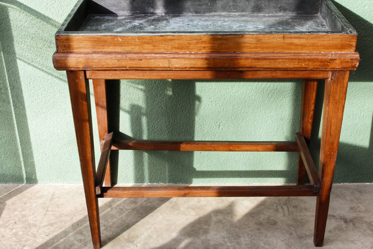 Table de métier, début 20ème, en bois et zinc riveté