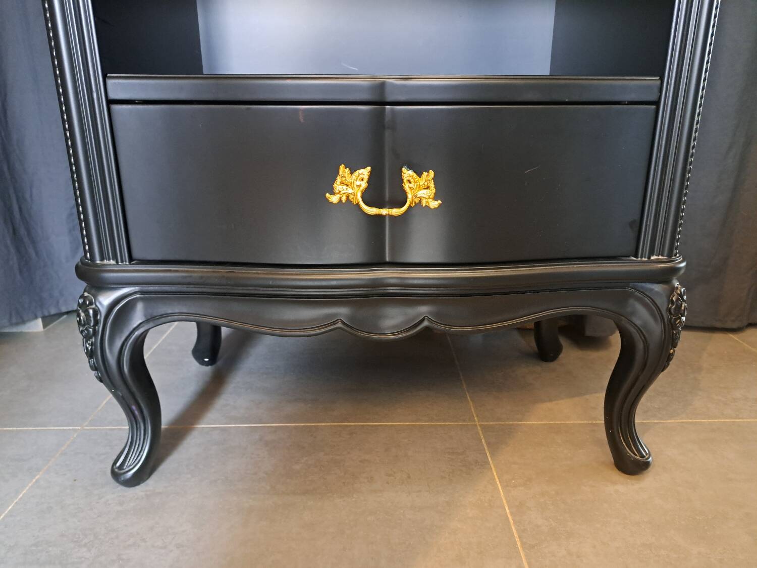 Tosconova black lacquered bookcase