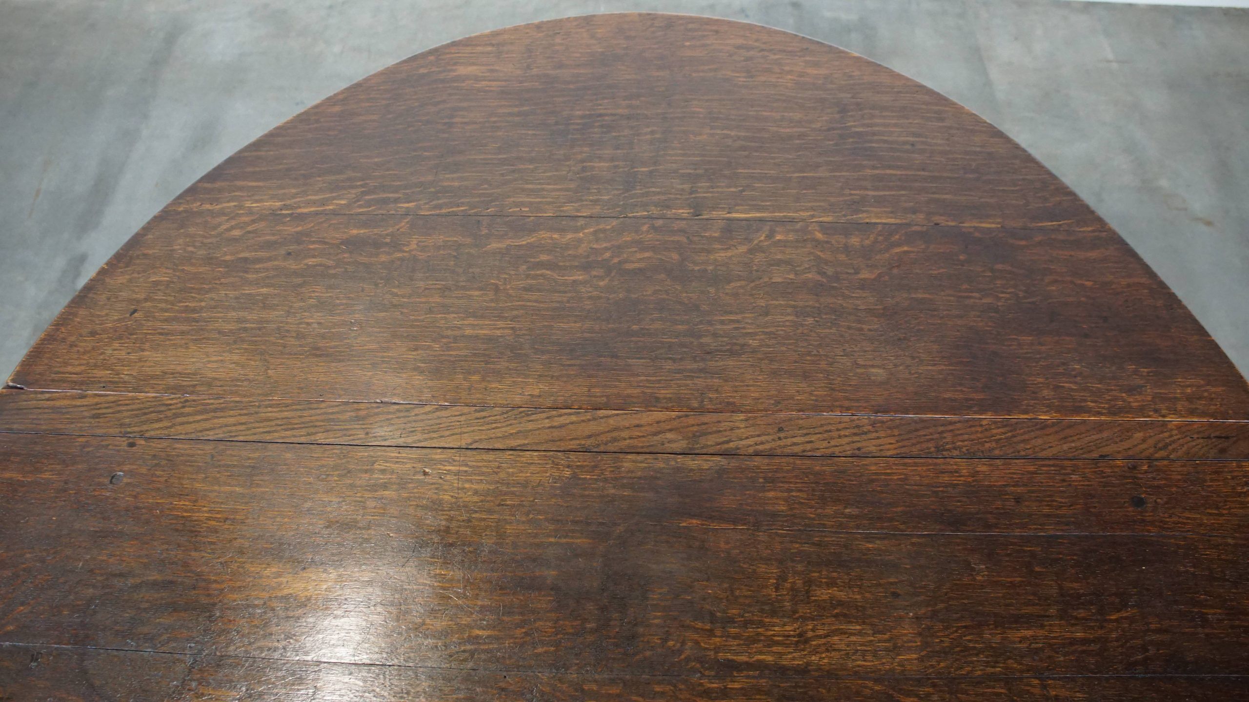 Very beautiful antique English oak gateleg table with an excellent patina