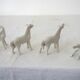 Lot de 8 chevaux du bonheur en porcelaine de Chine blanche, années 60/70