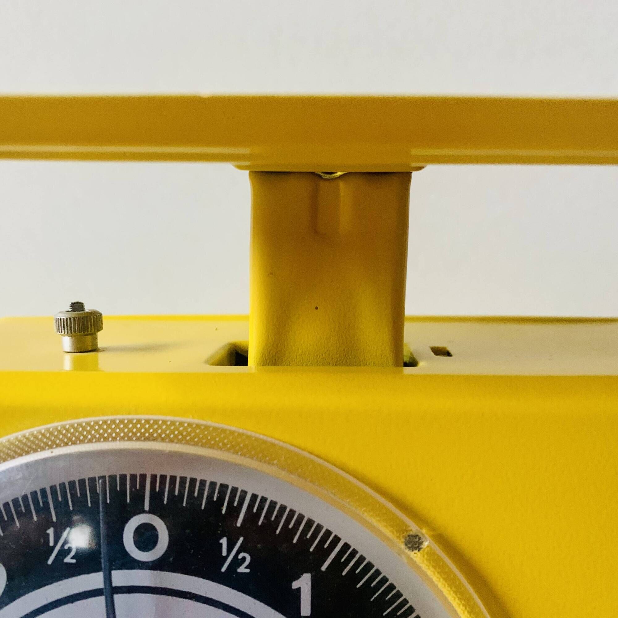 Stube - vintage yellow kitchen scale in enameled metal - force 10