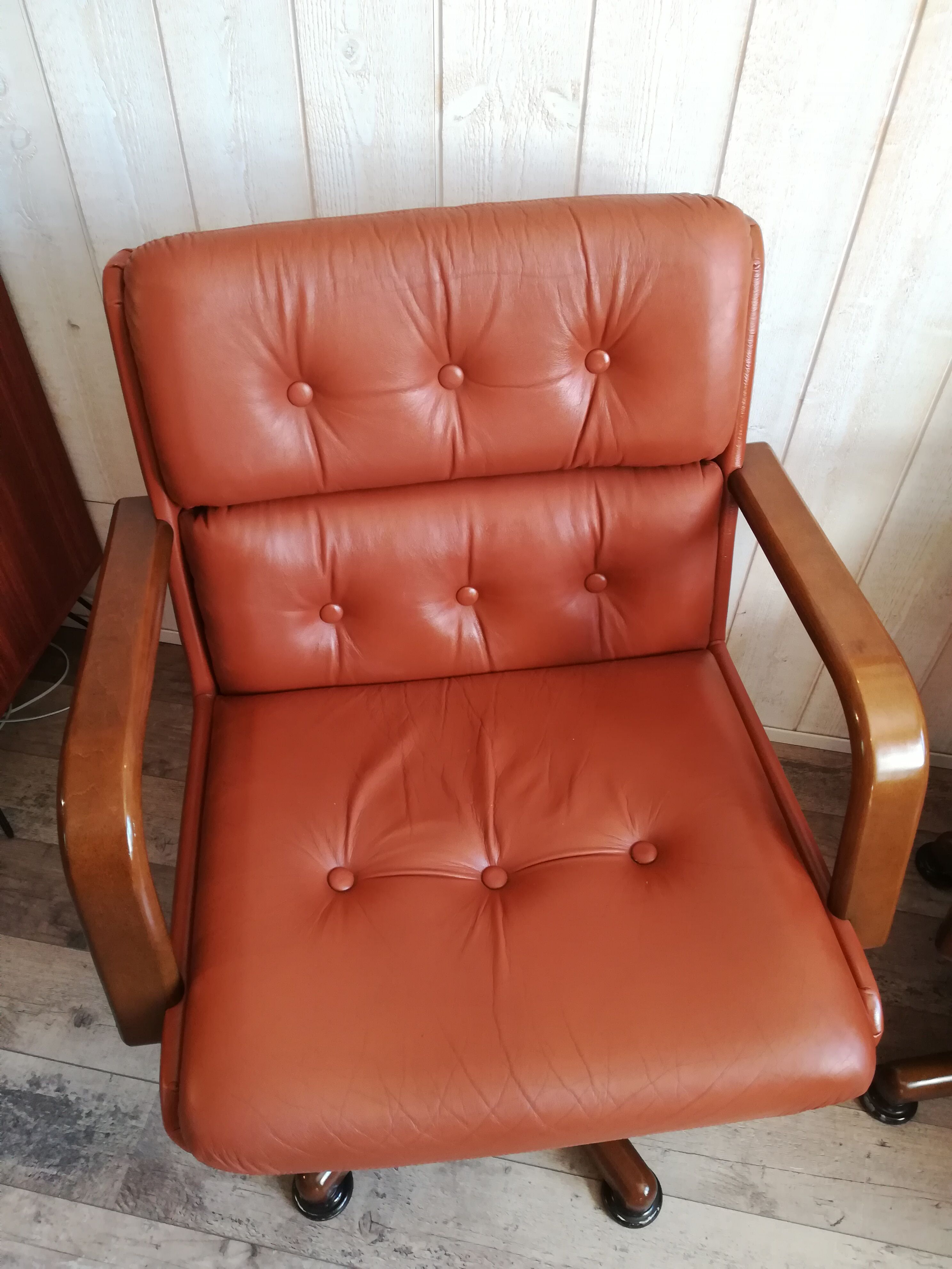 Paire de fauteuils pivotant havane vintage Italie