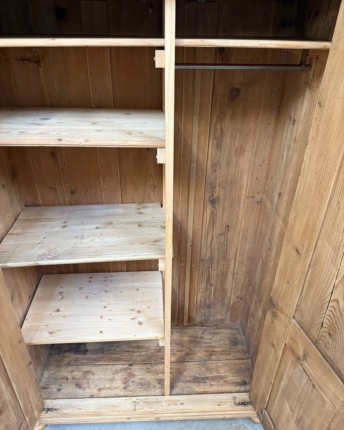 Large English wardrobe in solid pine (renovated)