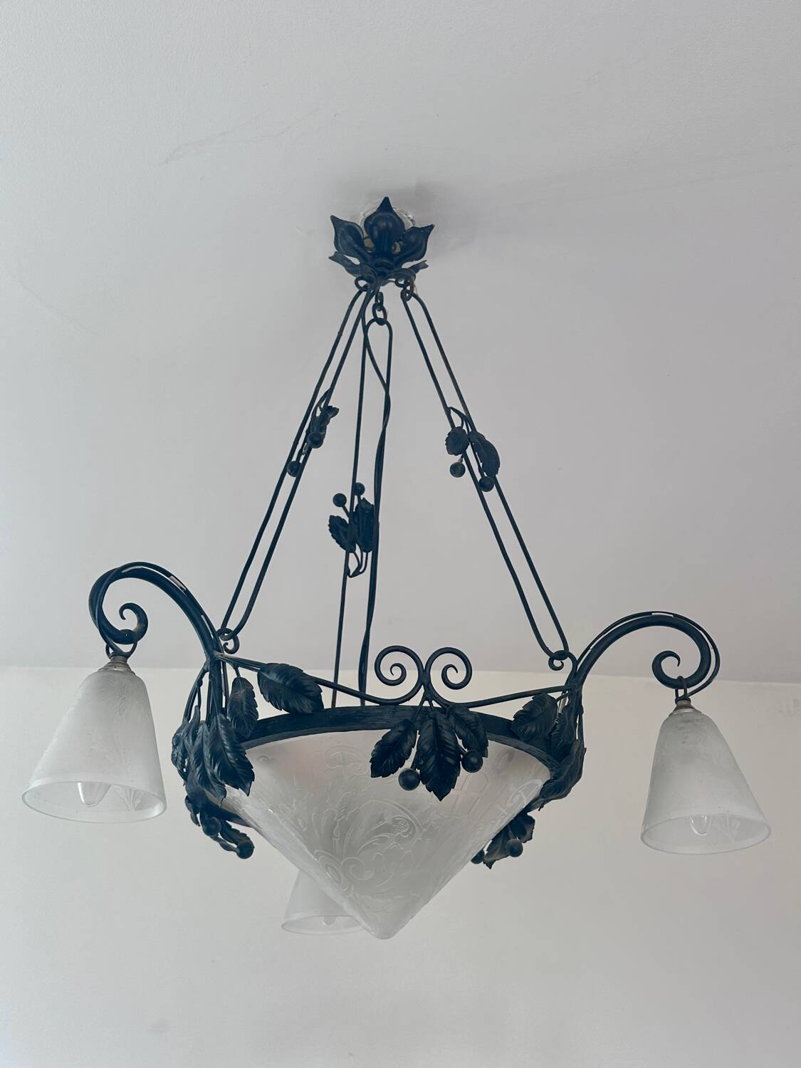 Vintage vine décor chandelier – frosted glass – country house