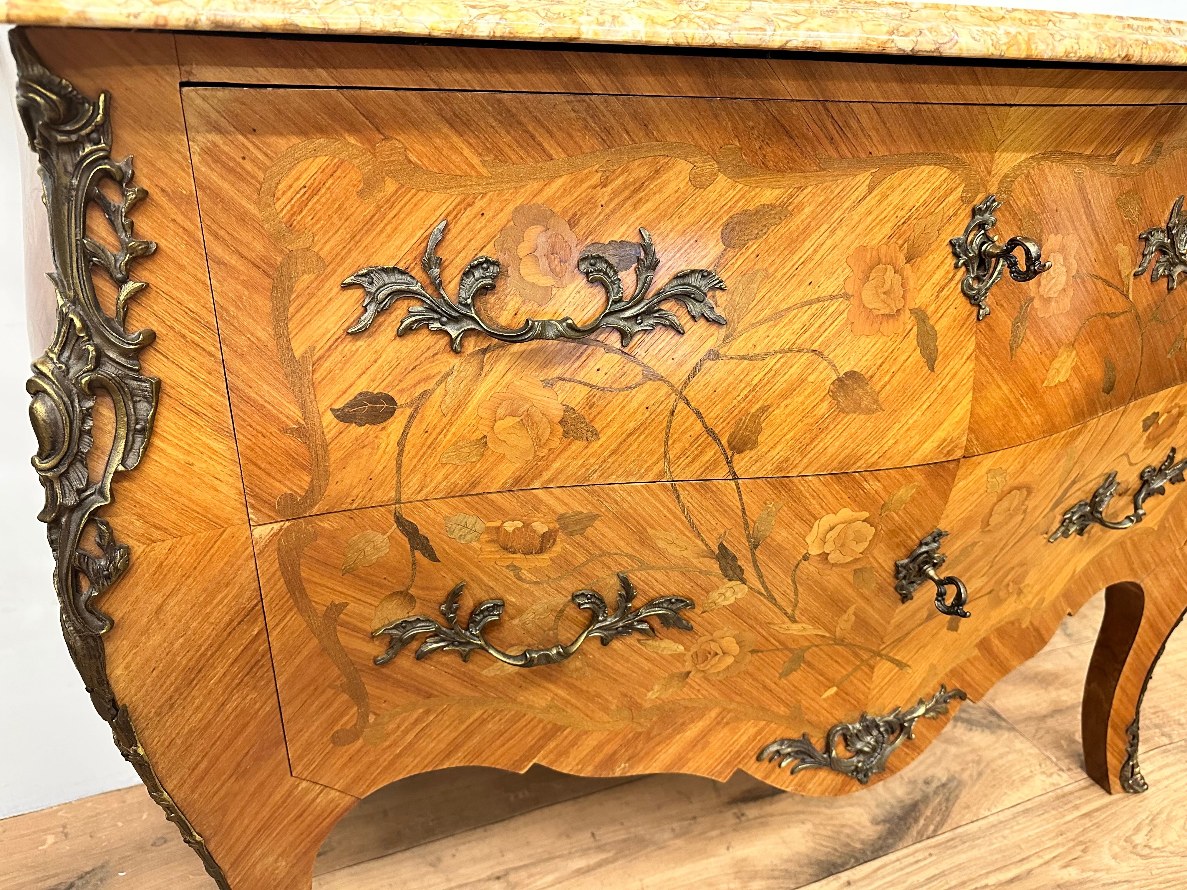 Commode galbé de style louis XV