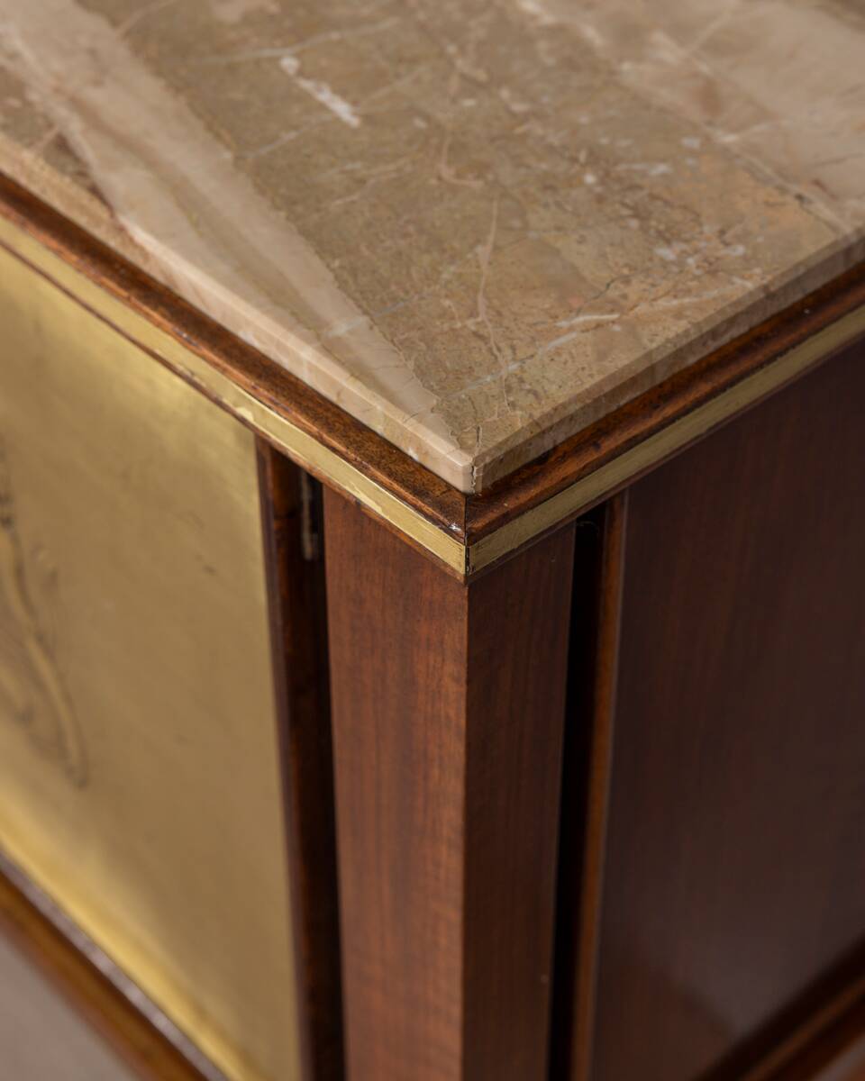 Buffet vintage années 40 en bois bas-reliefs en laiton et marbre design italien