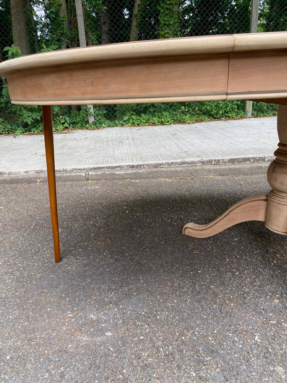 Renovated round extendable dining table with a central wooden leg, 113-203cm.