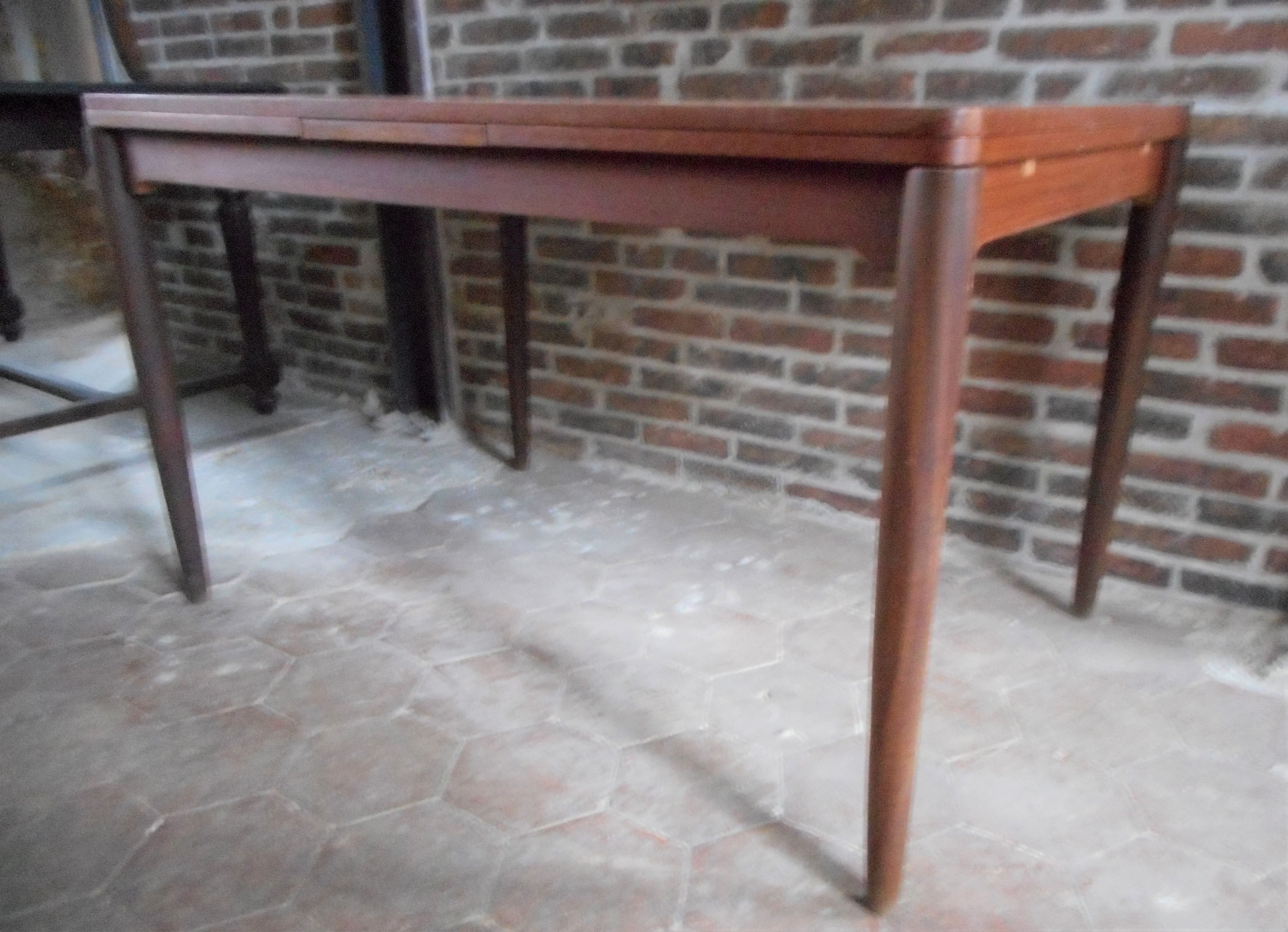 Expandable teak table
