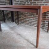 Expandable teak table