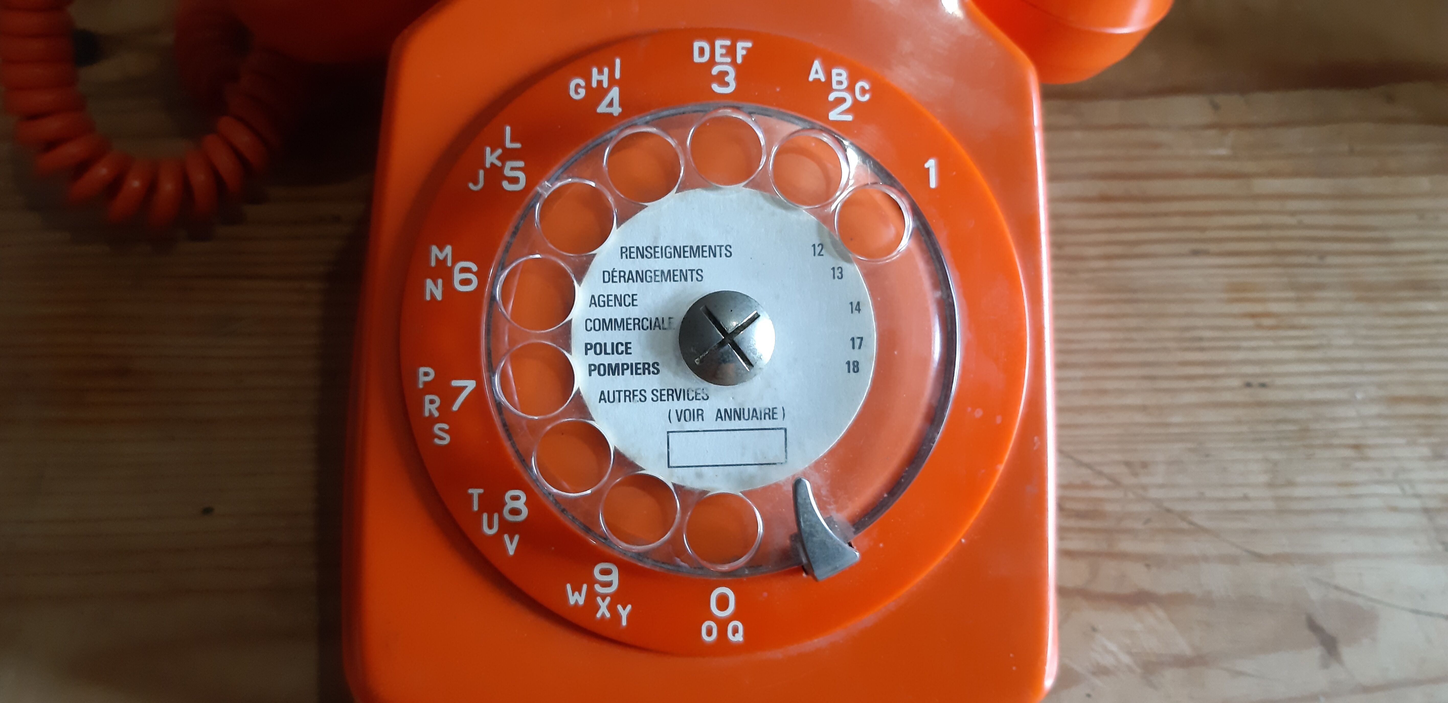 Telephone vintage orange