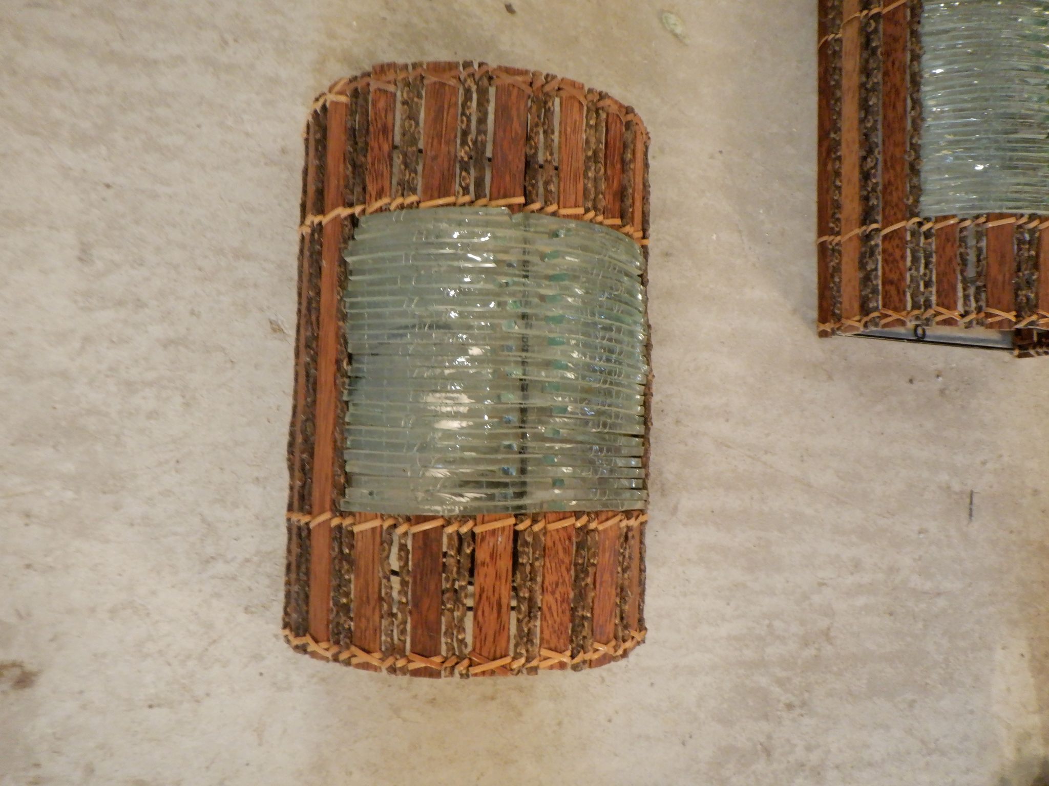 Paire d'applique en bois et lamelles de verre