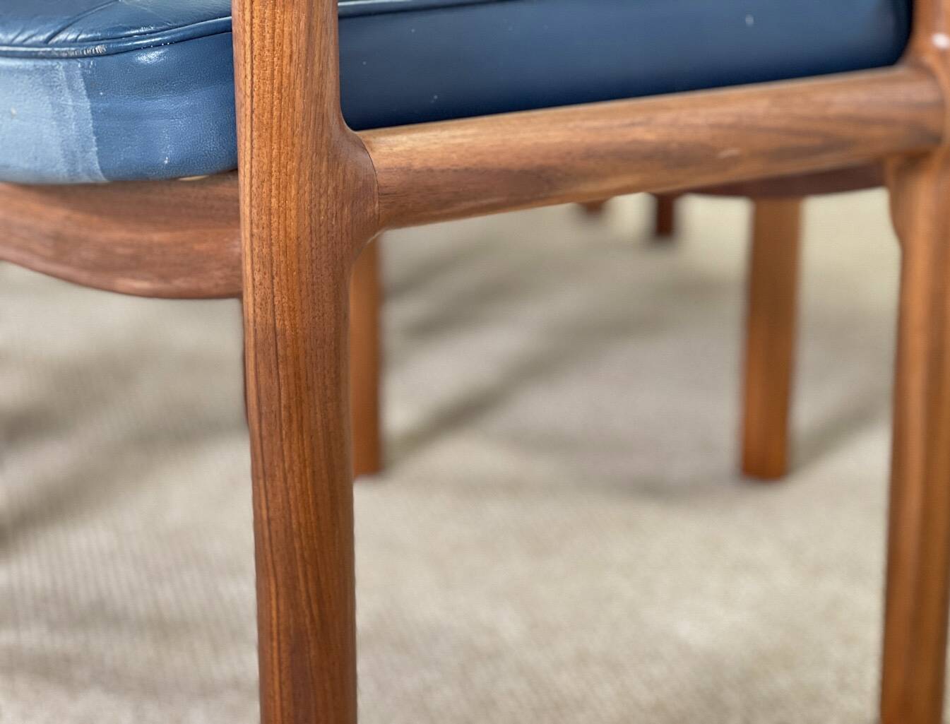 Ensemble de huit chaises de salle à manger à accoudoirs en noyer par Gordon Russell, années 1960