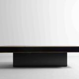 Table basse en bois laminé noir, plateau miroir et laiton, Italie années 1980