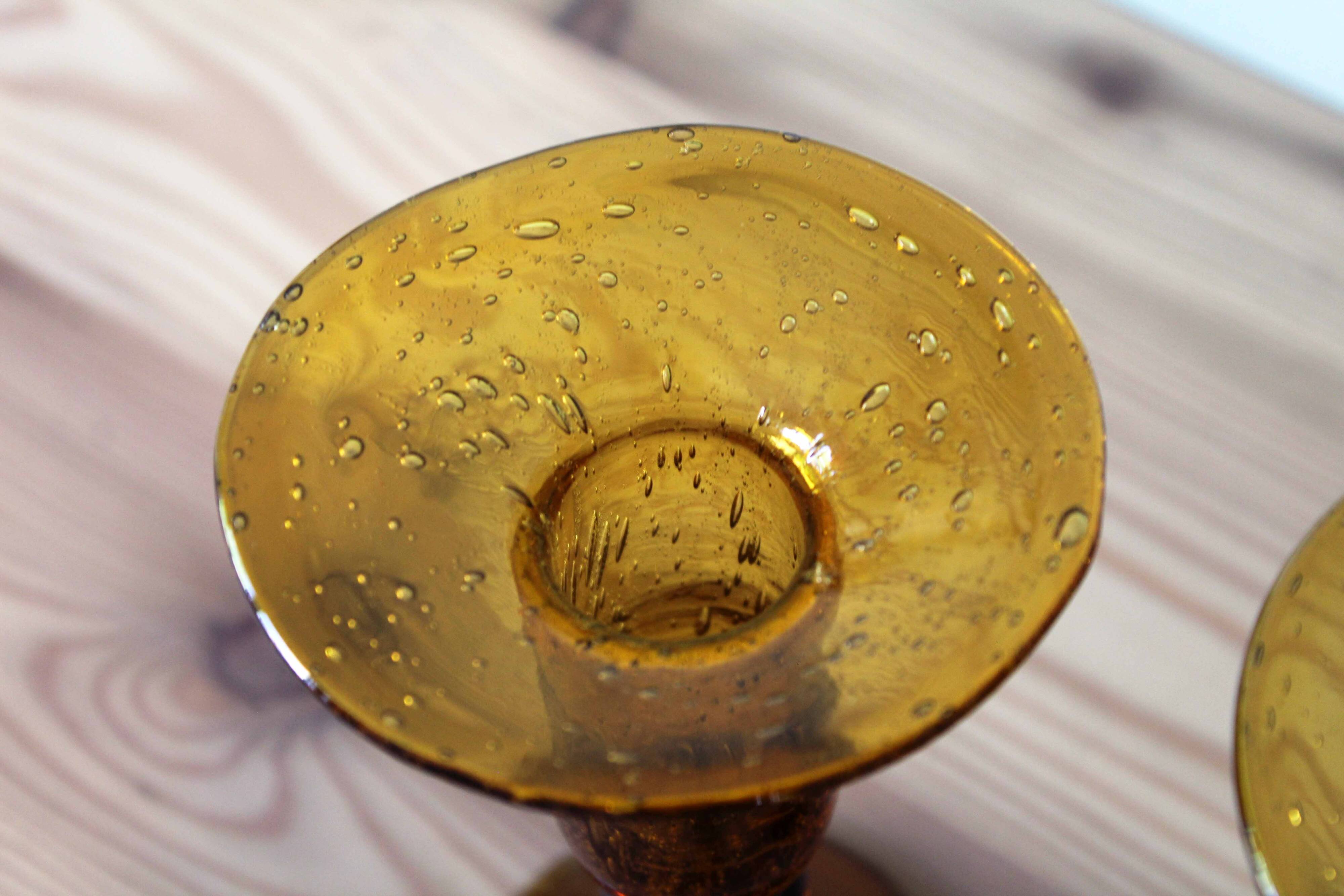 Paire de bougeoirs en verre ambré BIOT
