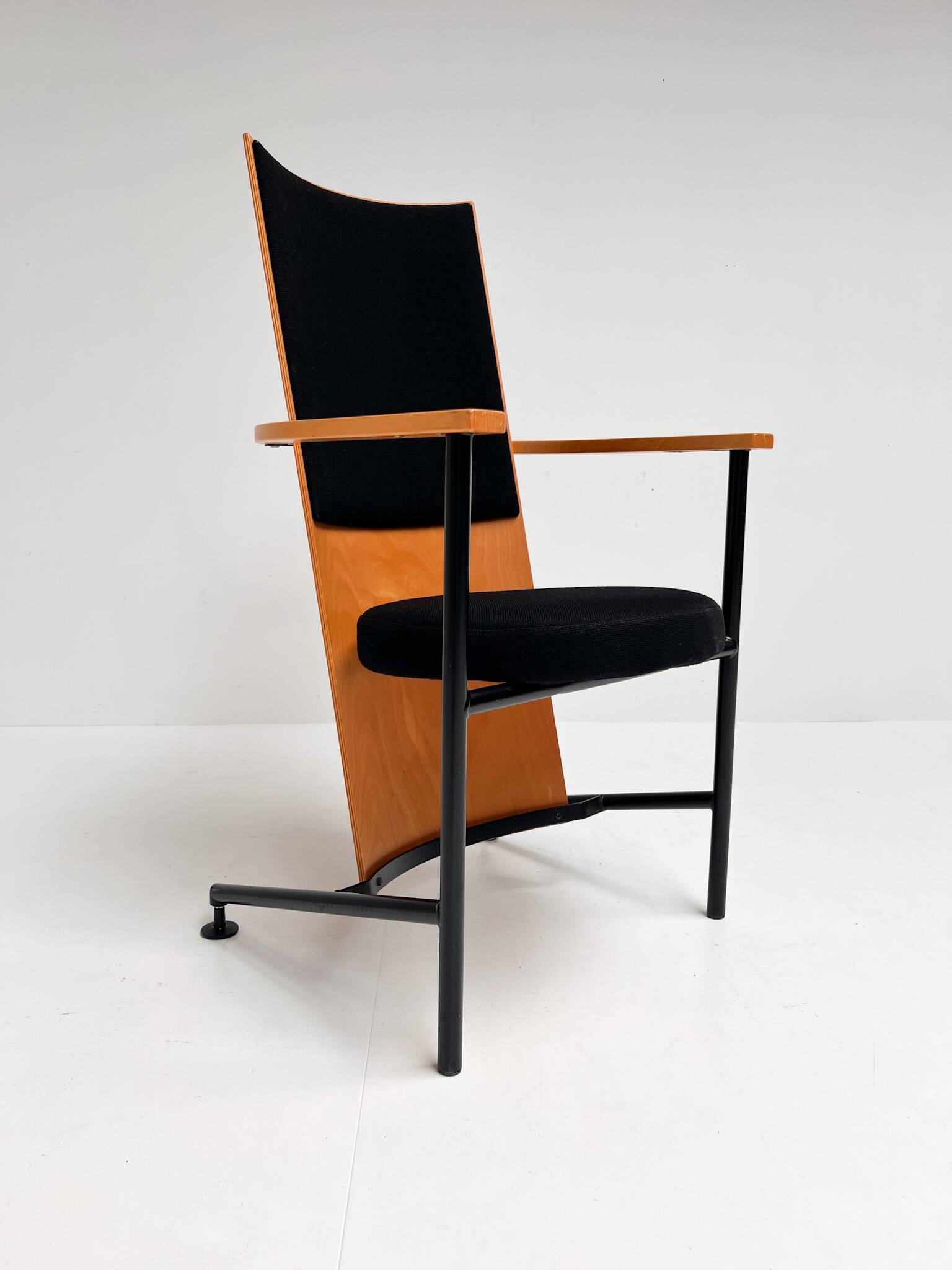 Fauteuil Intimo Nojatuoli par Timo Saarnio, 1989