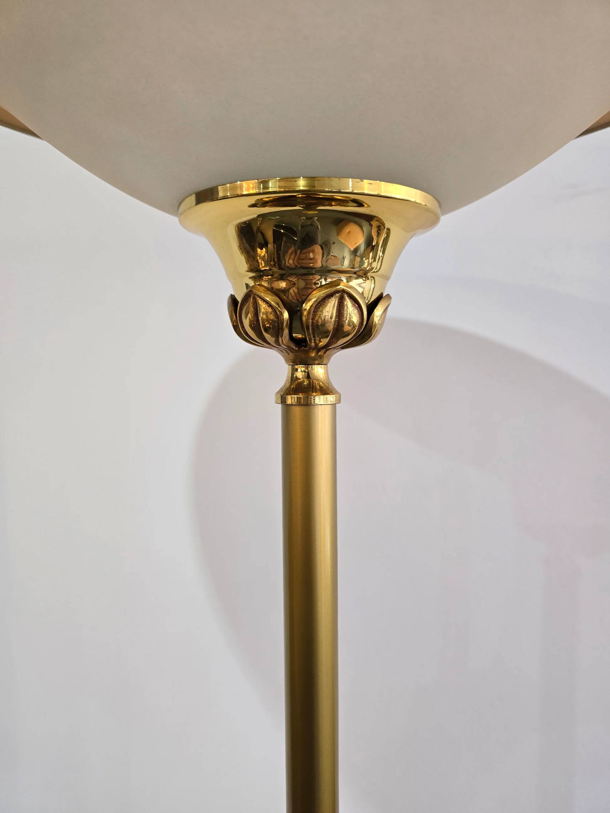 Vintage floor lamp in gold metal – Opaline shade – Neoclassical style from the 70s/80s