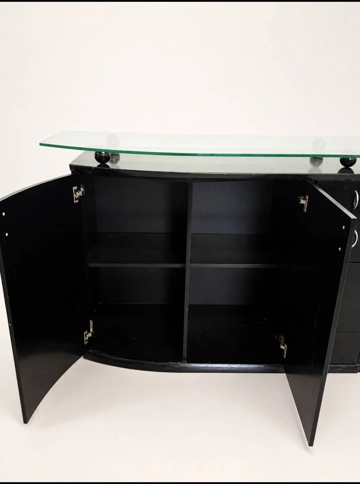 Buffet postmoderne en laque noire avec plateau en verre sur pieds boule