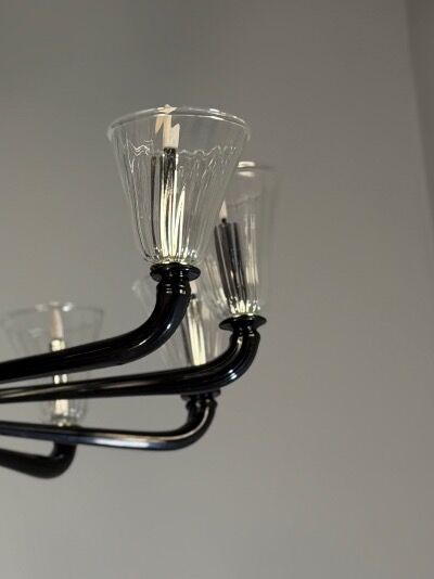 Venetian chandelier in Murano glass in black and colourless, 12 light arms, circa 1990.
