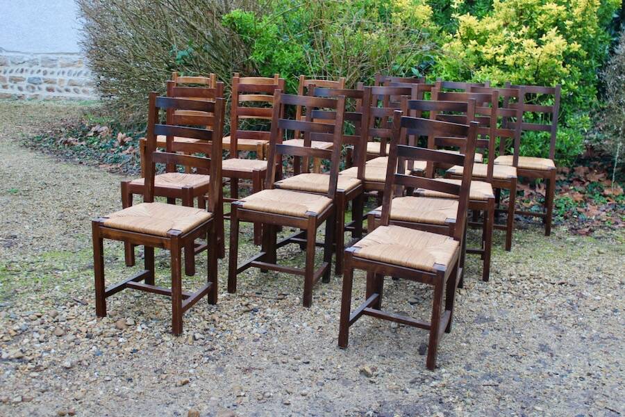 Suite de 17 chaises paillées à haut dossier