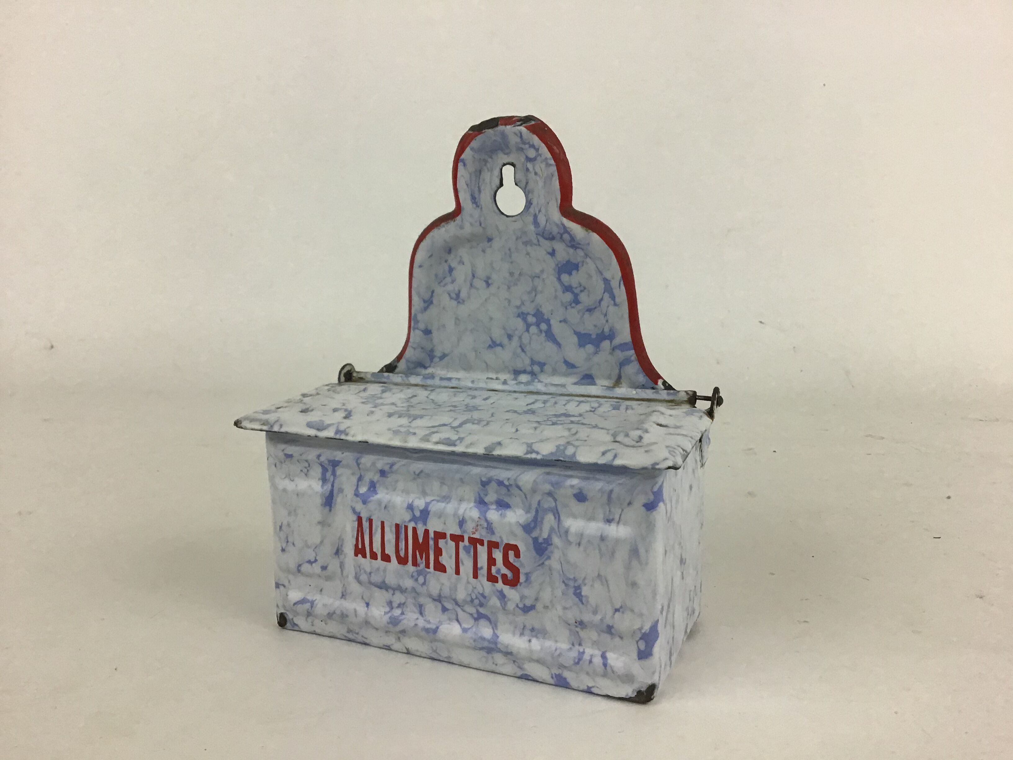 Boxe matches in sheet metal emaillee