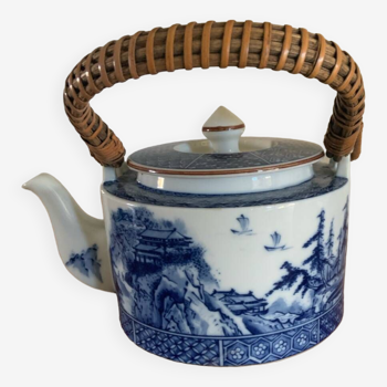 Japanese porcelain teapot Kozan Gama