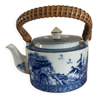 Japanese porcelain teapot Kozan Gama