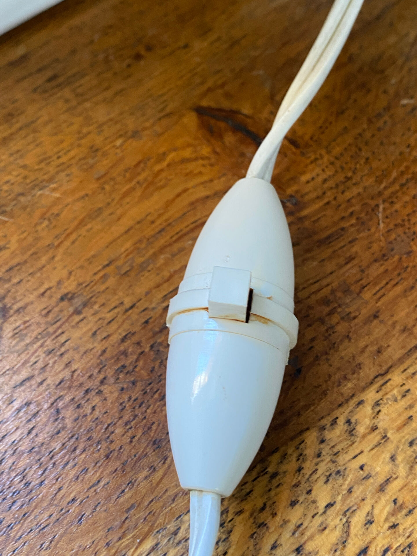 Pied de lampe en faïence blanche et décor floral coloré