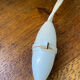 Pied de lampe en faïence blanche et décor floral coloré