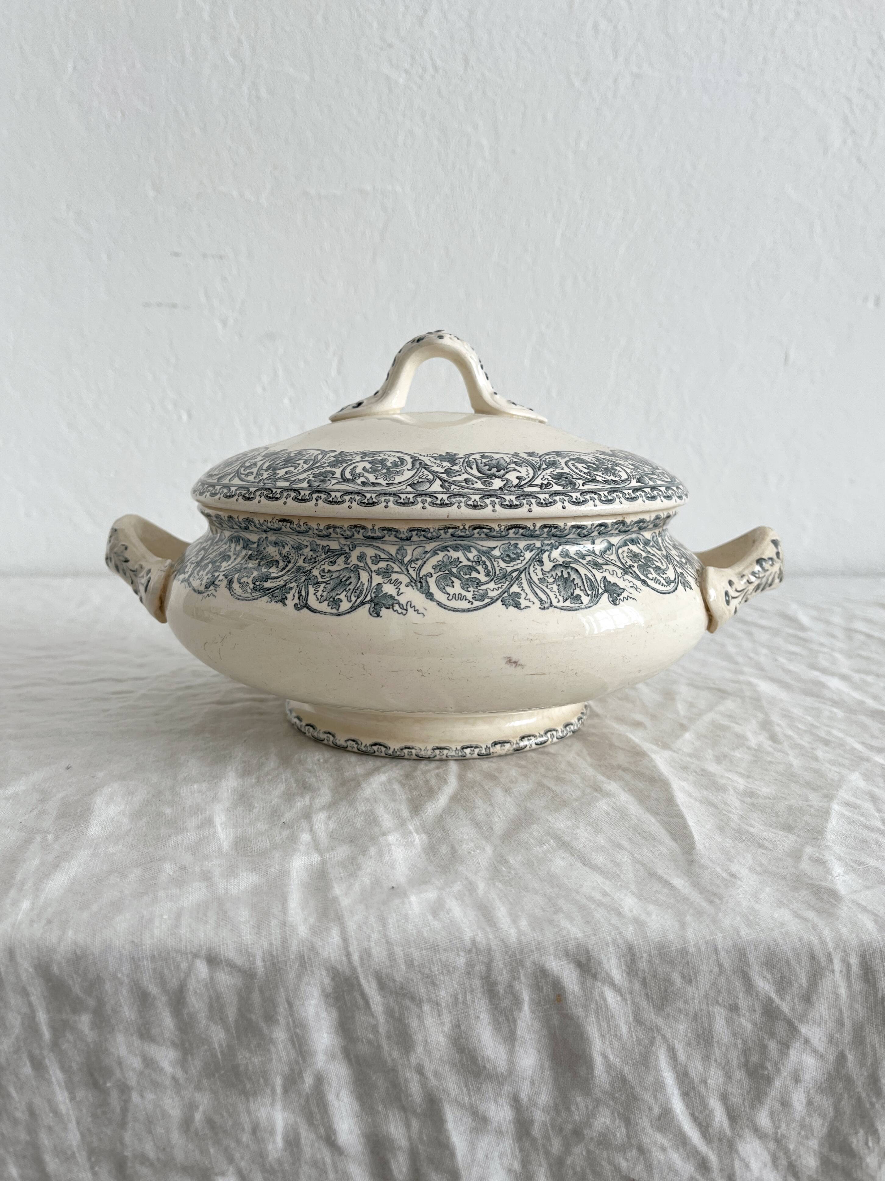 Small ironstone tureen "Renaissance" Creil and Montereau