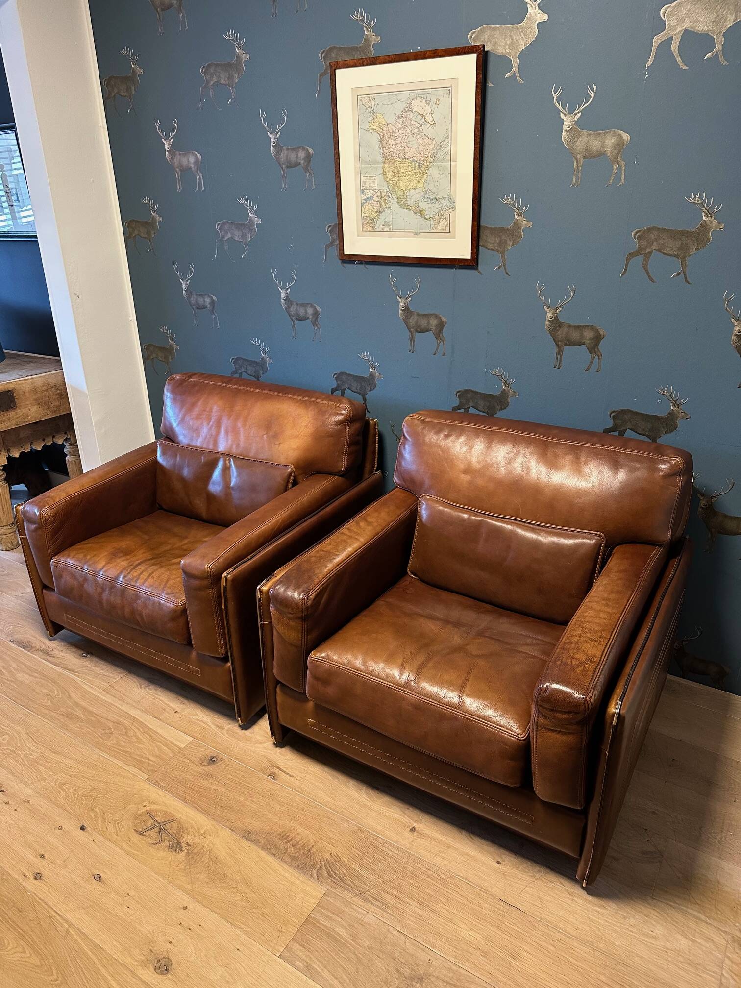 Ensemble de deux fauteuils en cuir de buffle.