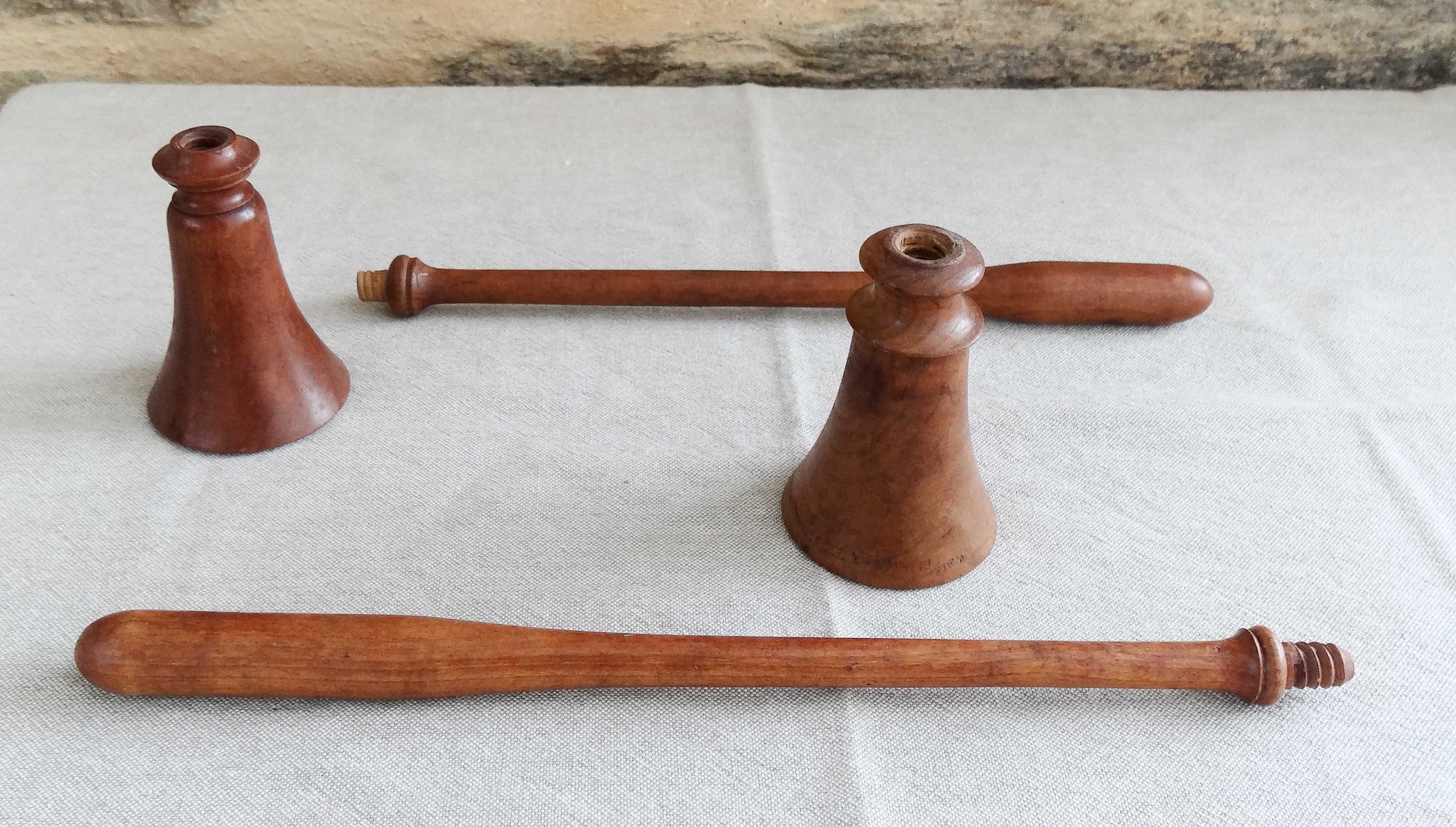 Set of a set of 8 pins, 2 bilboquets and 3 old wooden balls