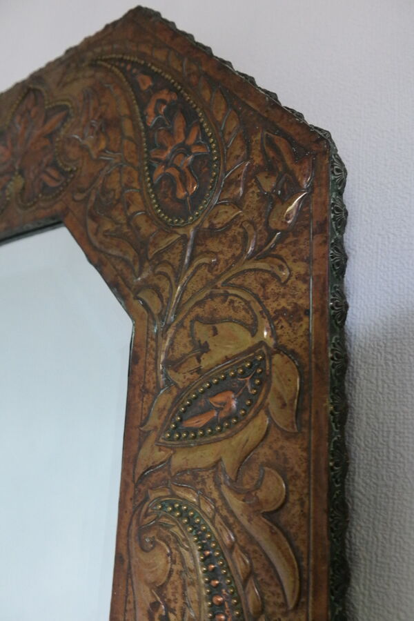 Miroir artisanal biseauté en cuivre repoussé ancien - 54x45cm