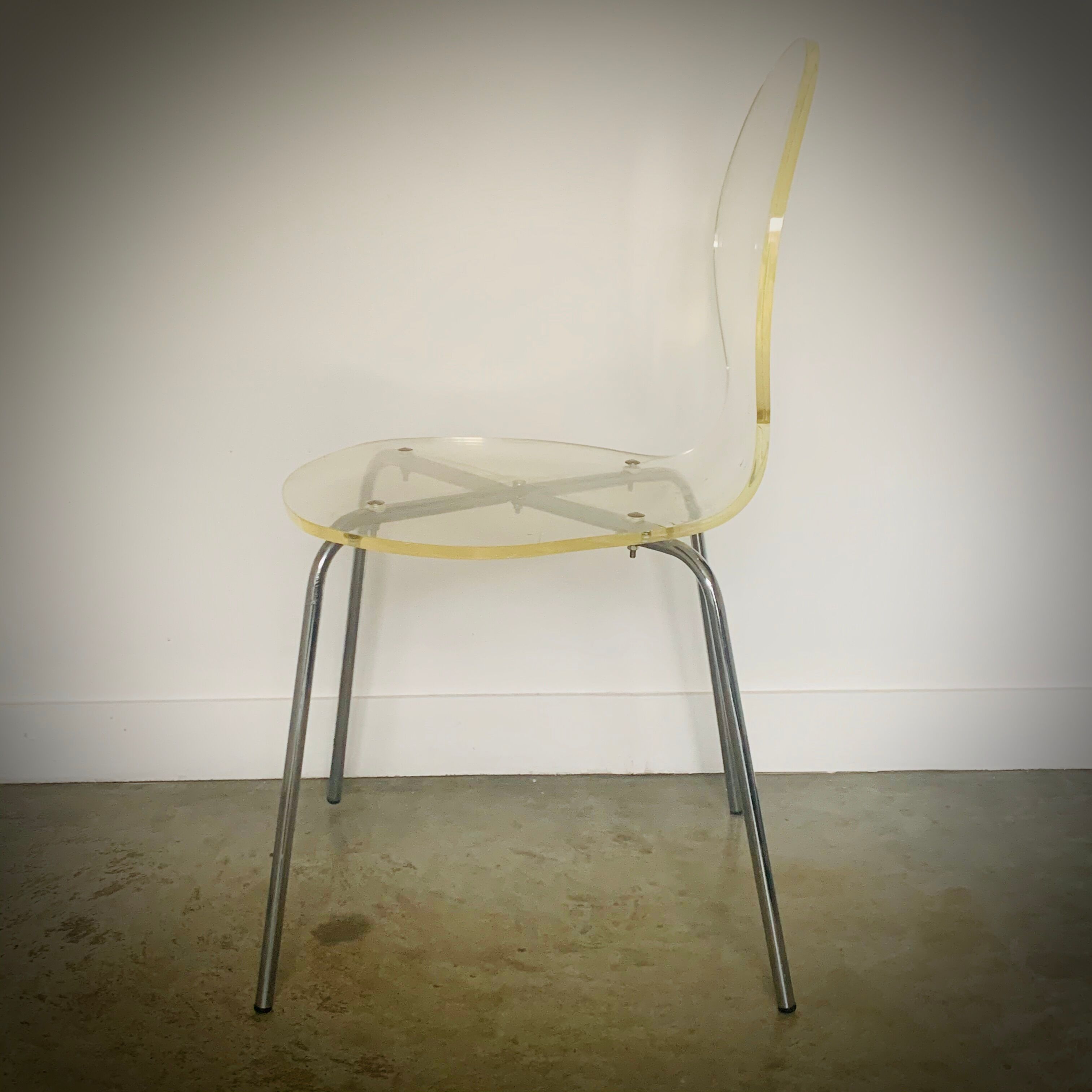Chaise monocoque en altuglas transparent 70'