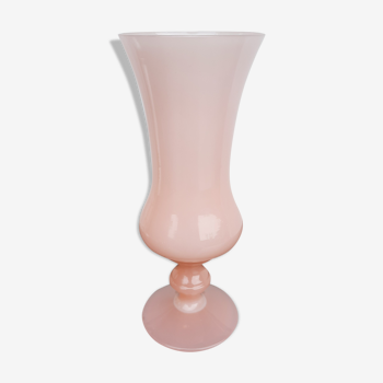 Vase en verre opalin rose