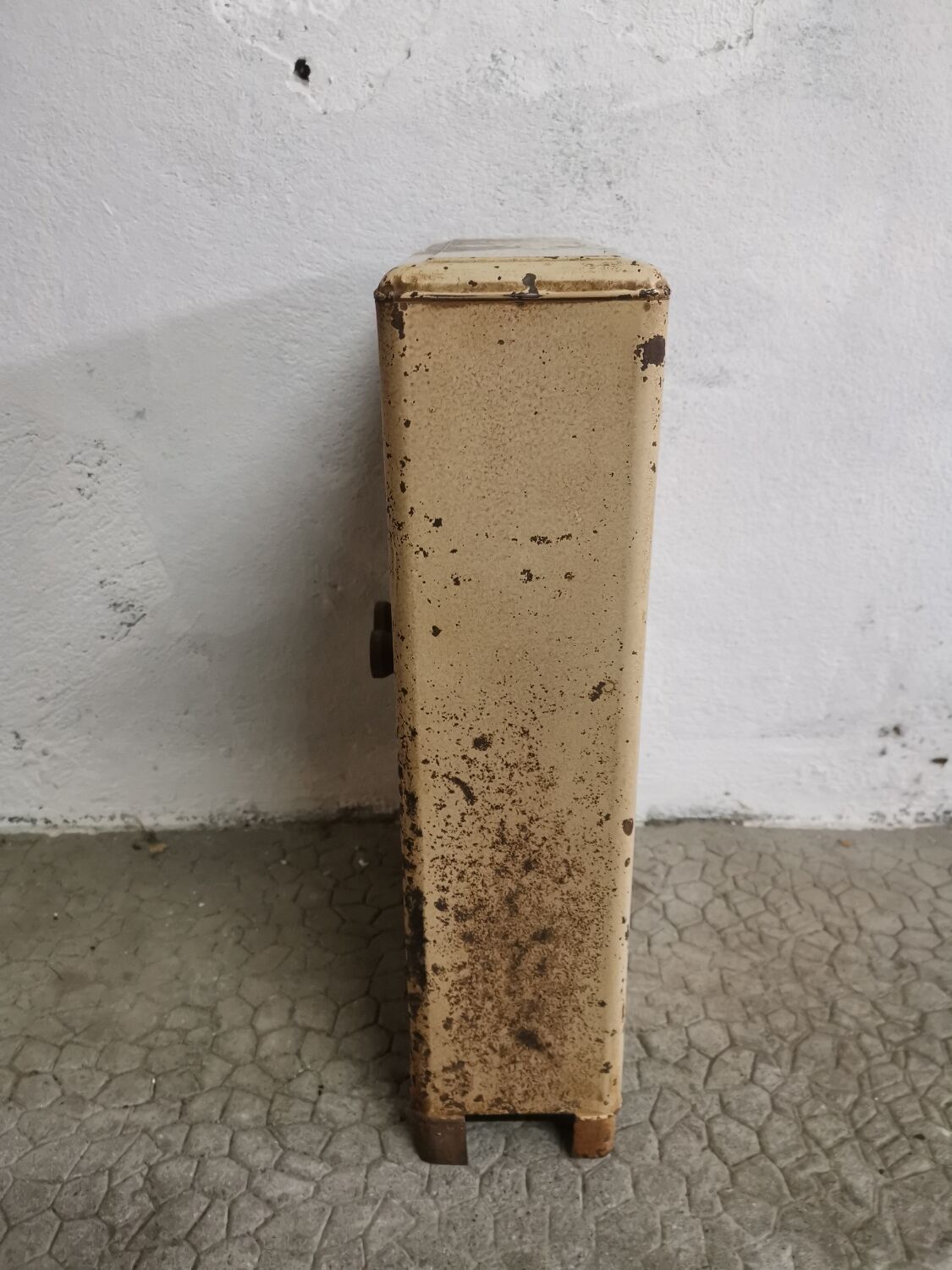 Small medicine cabinet from the 1930s