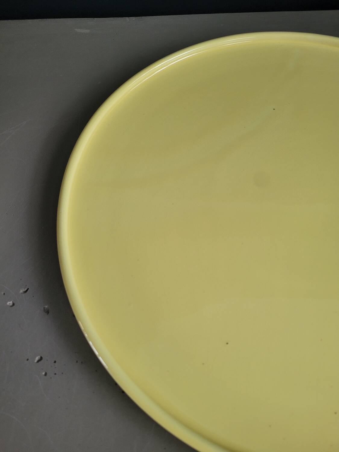 Grand plat en porcelaine jaune estampillé fg val d'or