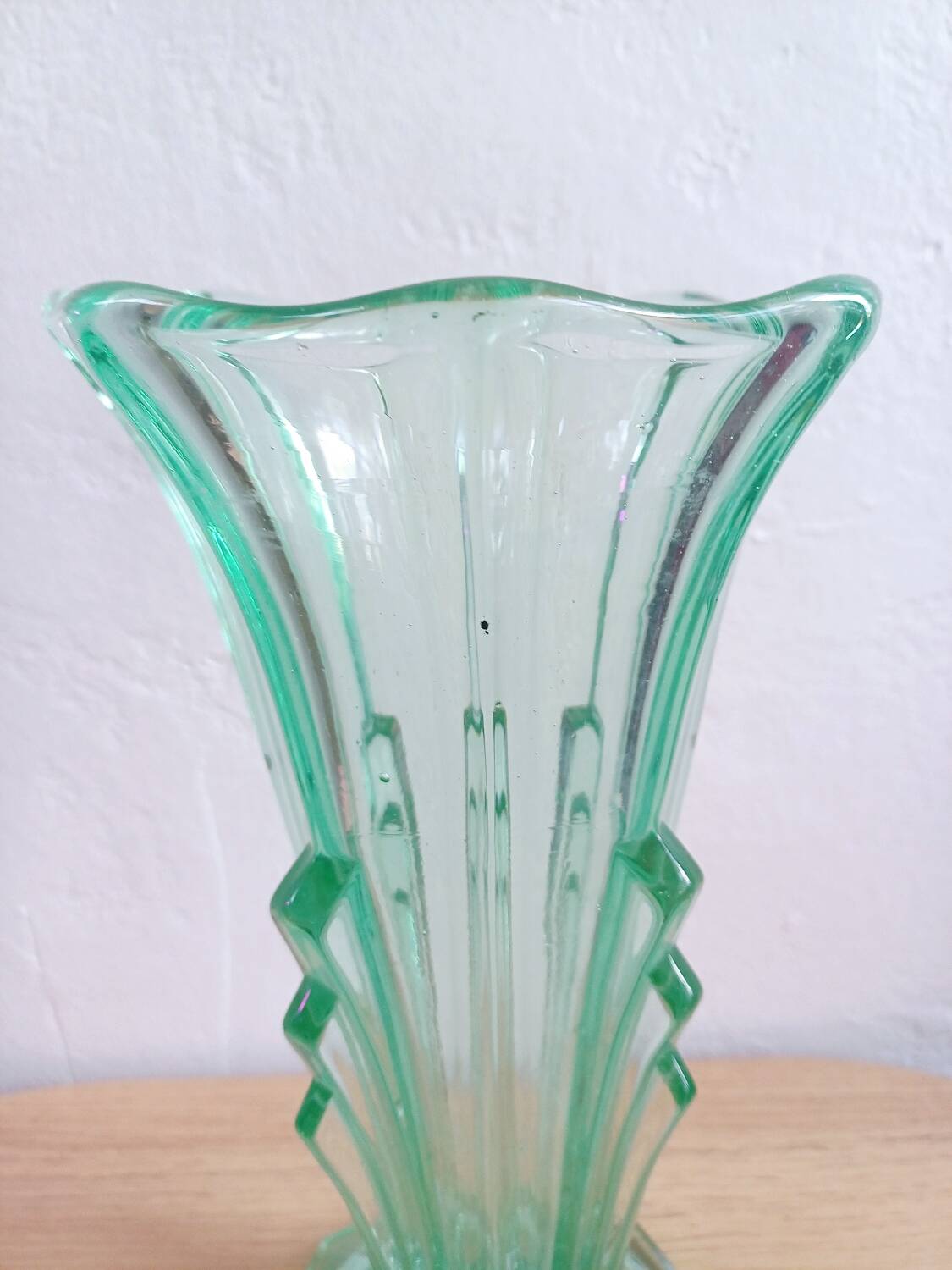 Vase en verre pressé vert style Art déco, vers 1960