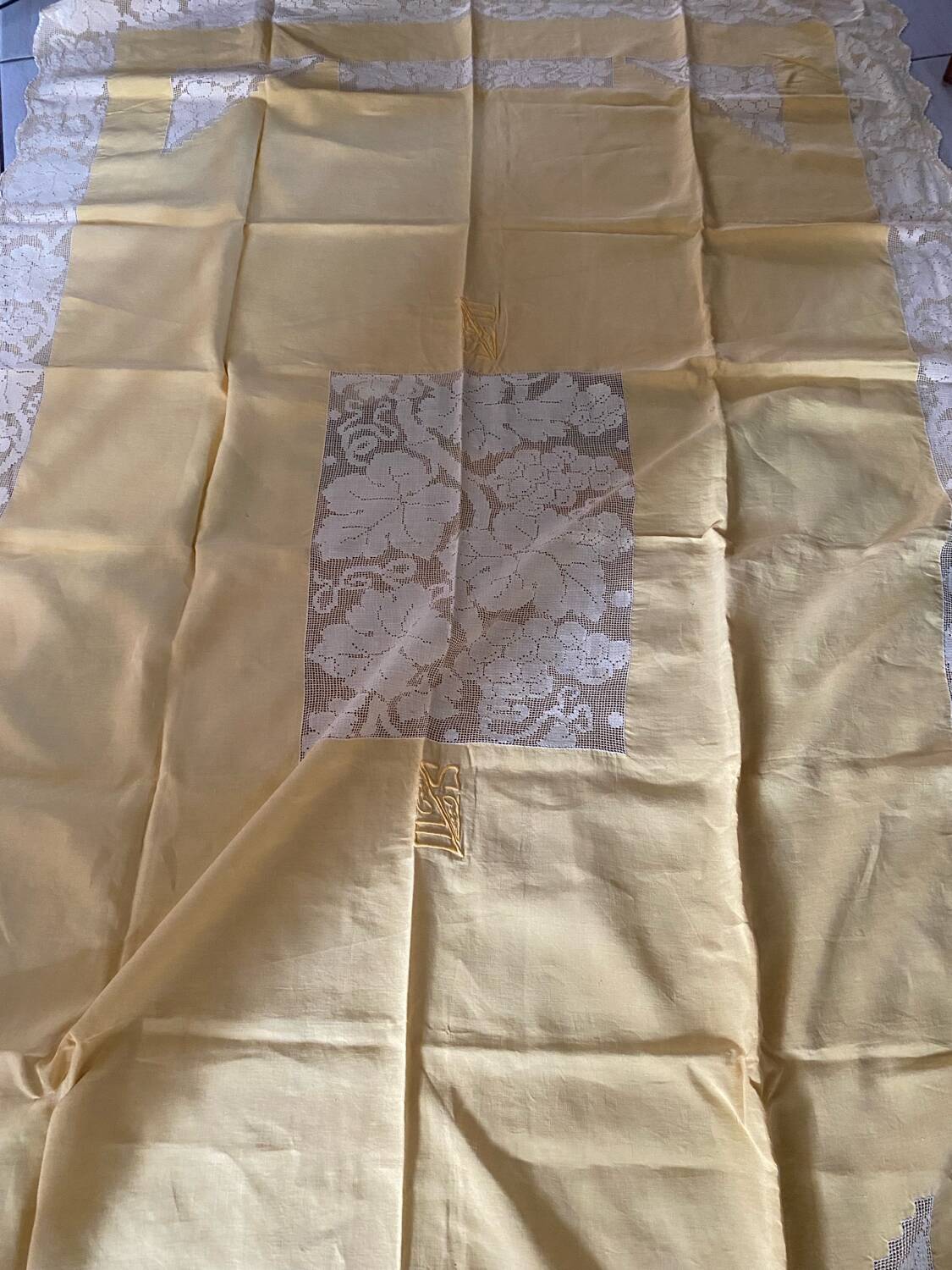 Tablecloth and 12 straw-colored napkins from the 50s.