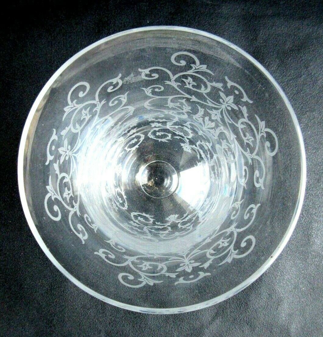 Art-Deco vase in Baccarat crystal, Michelangélo model, engraved with arabesques and signed