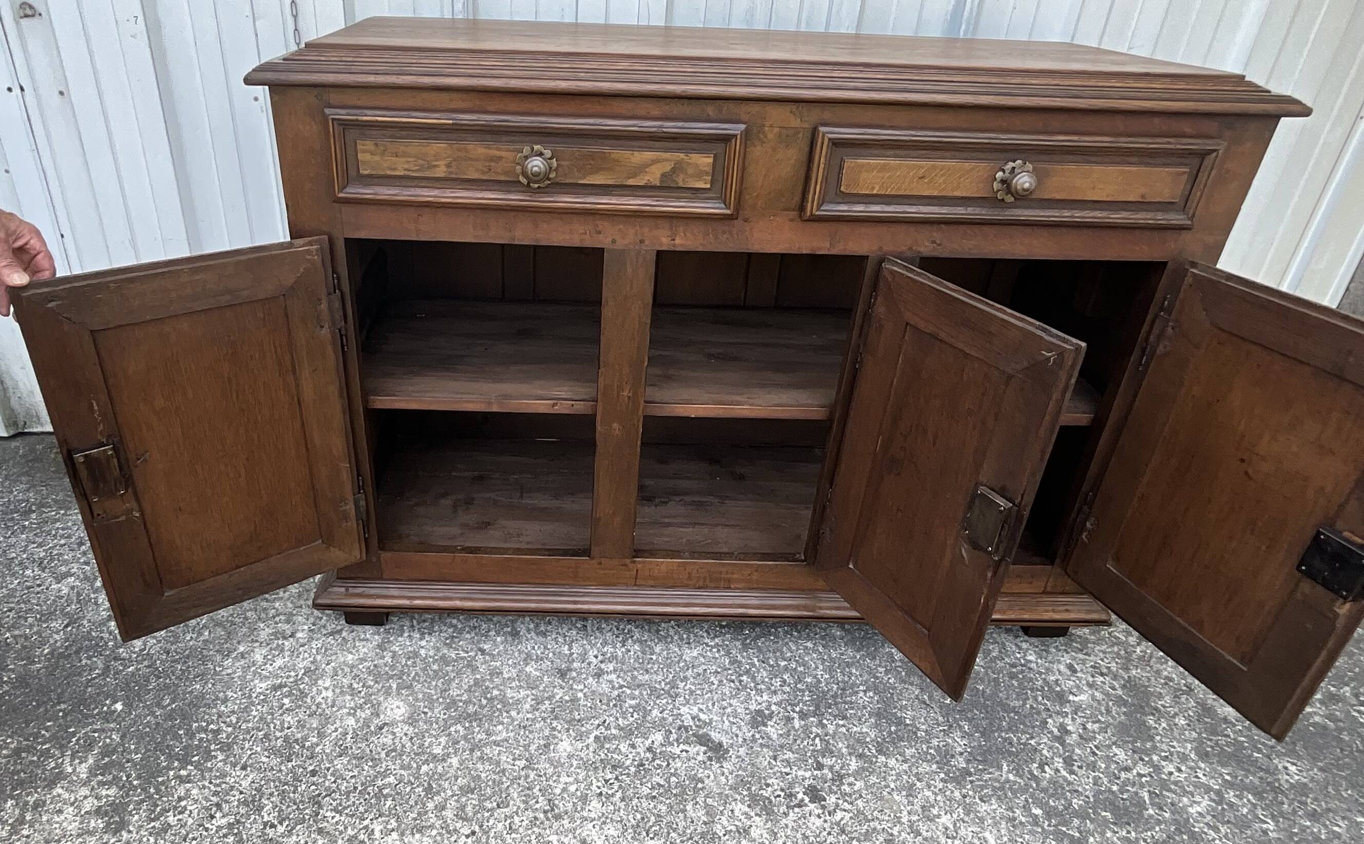 Country-style sideboard in solid oak – 18th century