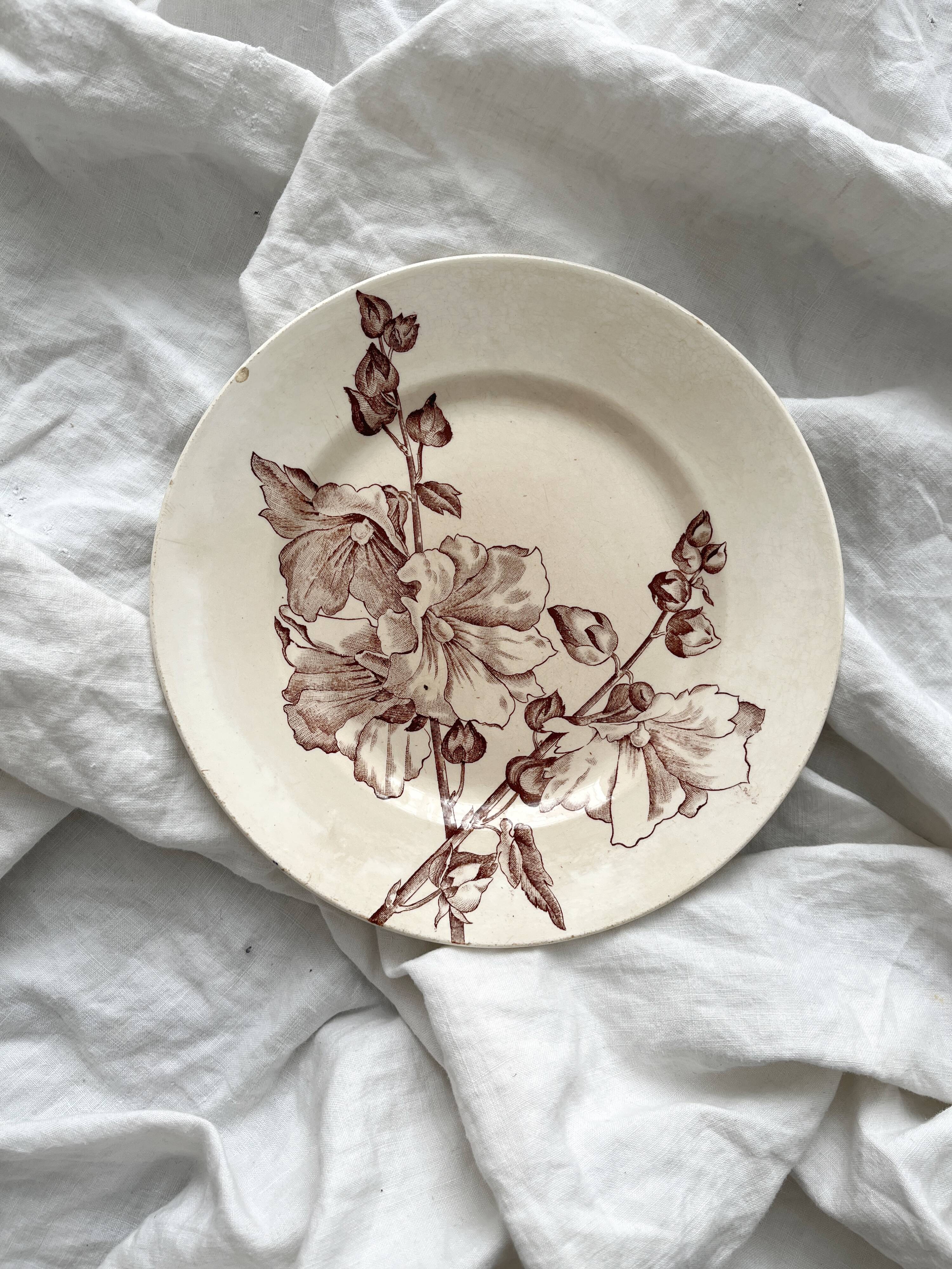 Assiette à dessert en terre de fer "Trémières" faïencerie de Salins