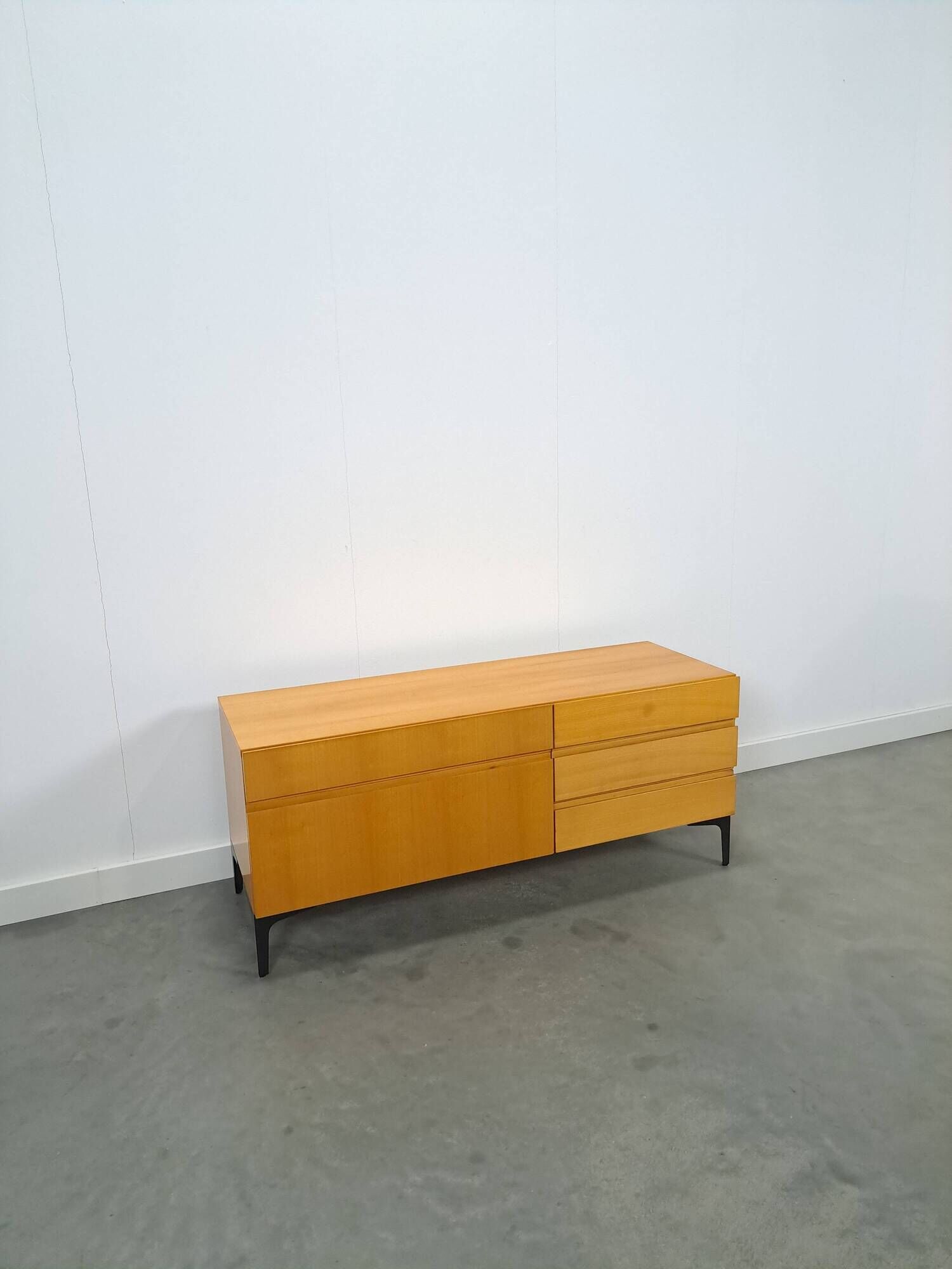 Fineer tv meubel dressoir met lades en zwart stalen poten
