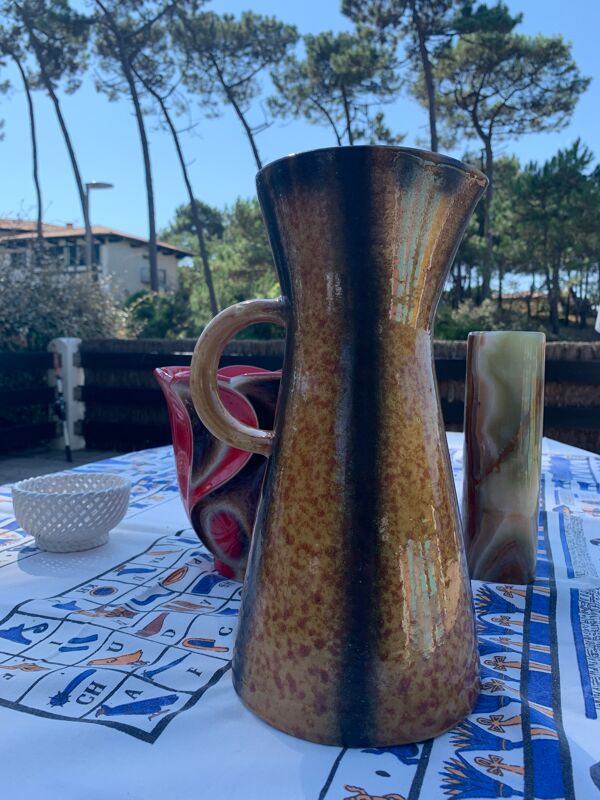 Pichet Accolay à anse stries brunes sur fond jaune vers 1950