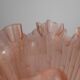 Vase en verre givré rose