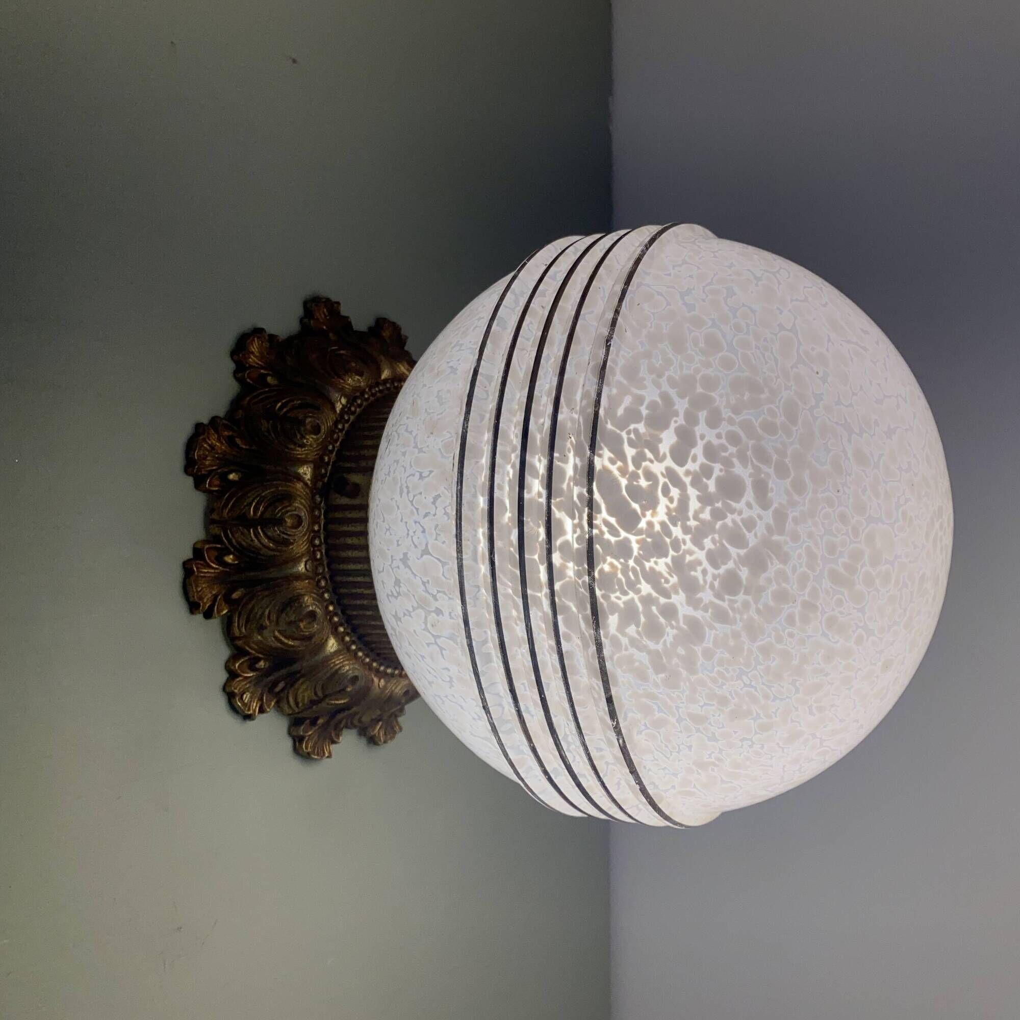 Applique ou plafonnier vintage, globe art déco en verre de clichy blanc et or