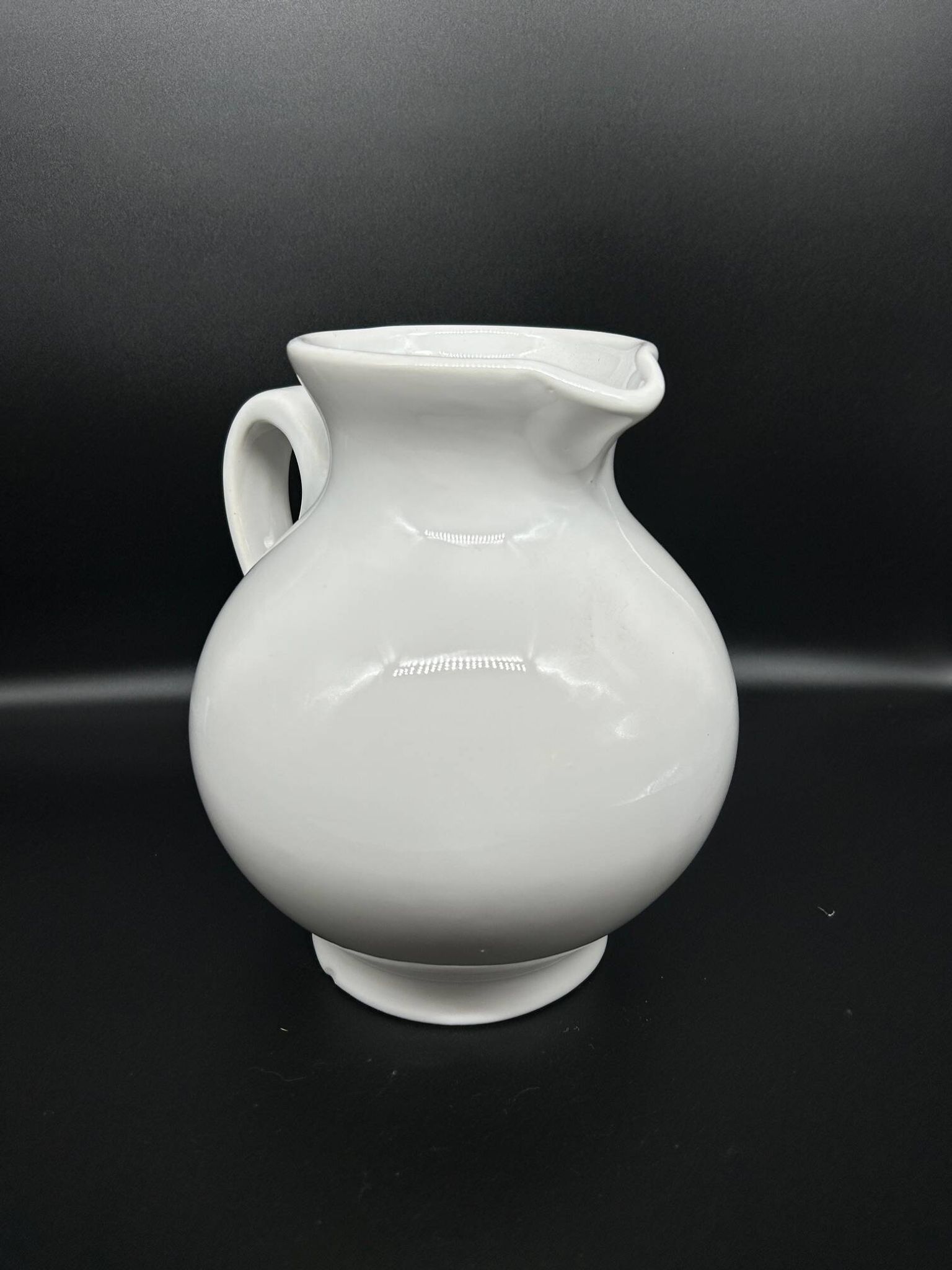 pichet en faience blanche cerise